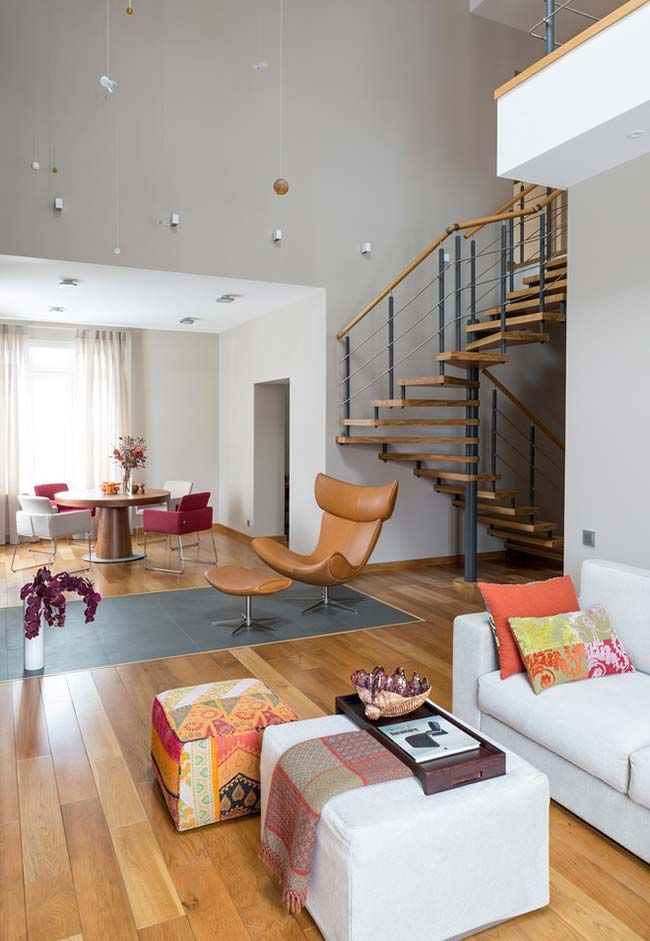 Sala moderna com escadas de madeira e ferro