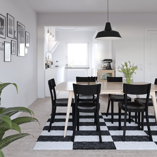Sala preta e branca com mesa de madeira