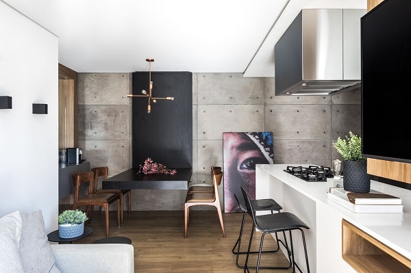 Sala preta e branca integrada com a cozinha e com quadro grande de chao