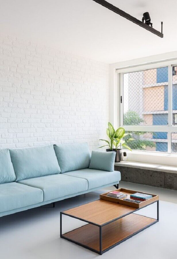 Sofá azul pastel para decoração de sala minimalista com tendências de 2022 Foto Casa Vogue