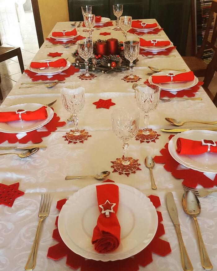 Sousplat de natal criativo em tom vermelho se destaca na mesa. Fonte: Chiara Schenardi