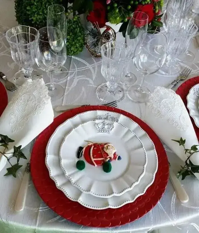 Sousplat de natal vermelho e louça com papai noel se destacam na mesa. Fonte: A Mesa Que Fiz