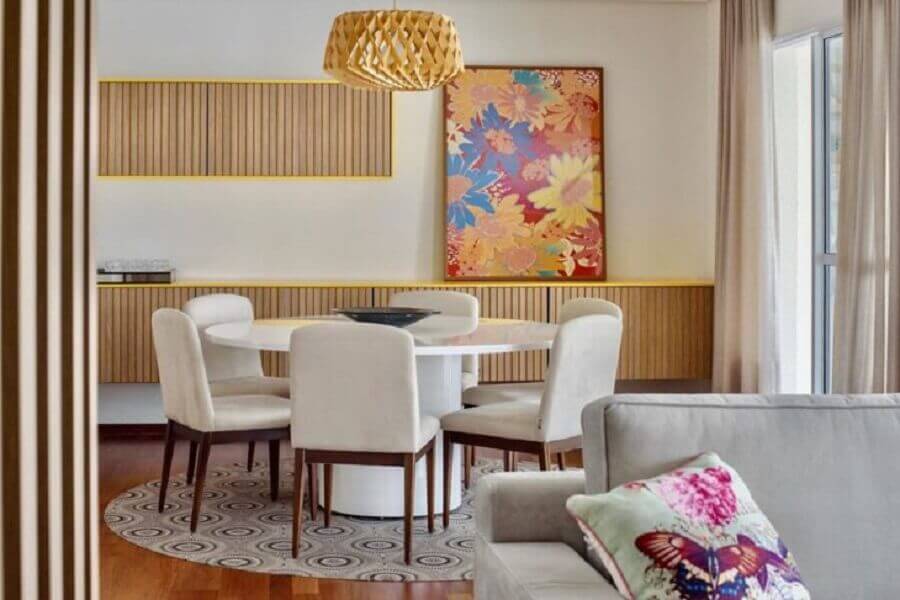  Tapete geométrico e balcão aparador para sala de jantar decorada em cores claras Foto Orlane Santos Arquitetura