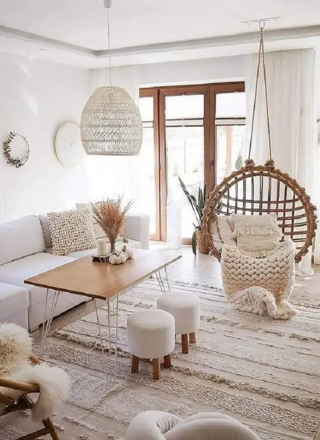 Tendências de 2022 com decoração comfy para sala de estar em cores claras Foto Daico Móveis Planejados