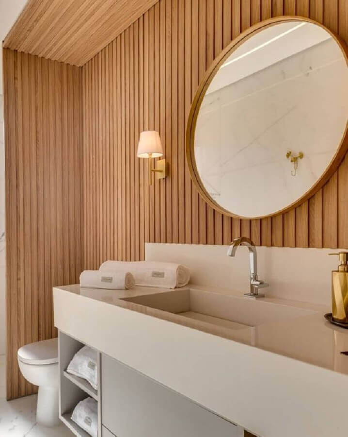 Tendências de decoração de 2022 com banheiro decorado com painel ripado de madeira Foto Decor Salteado