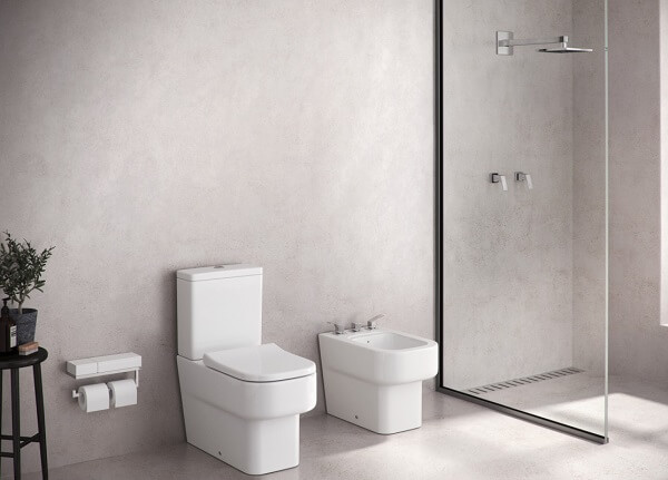 Banheiro moderno com diferentes tipos de chuveiro