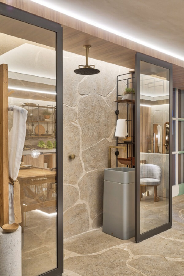 Banheiro com tipos de chuveiro de teto super modernos