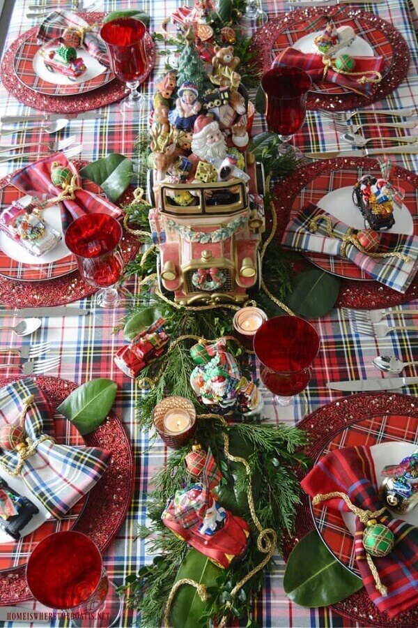 Toalha xadrez para mesa de festa de Natal decorada com mini treno de Papai Noel Foto Revista Artesanato