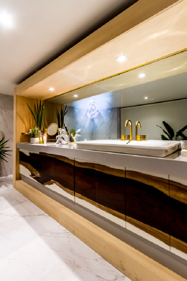 Torneira para lavabo dourado com armário amadeirado moderno