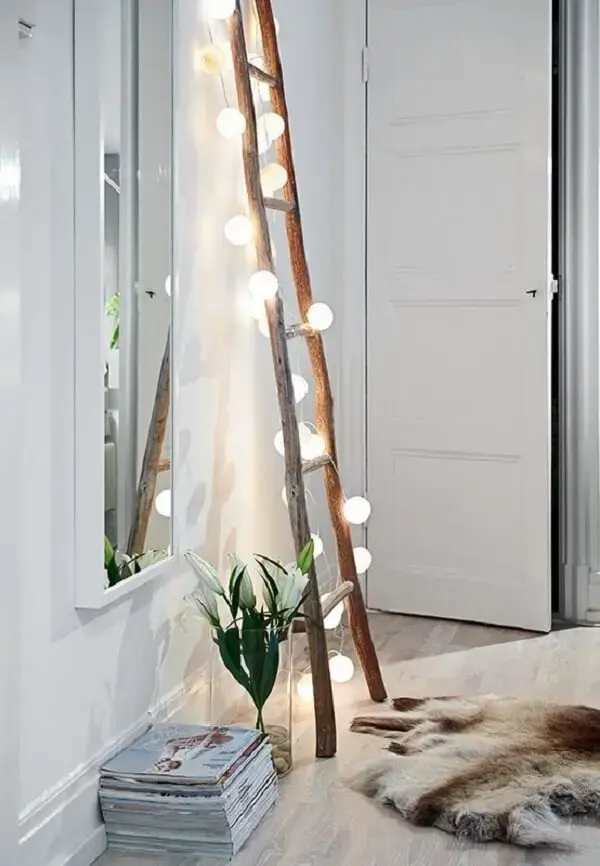 Use o cordão de luz para enfeitar a escada decorativa. Fonte: Senhora Inspiração