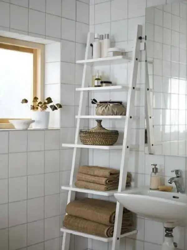 Utilize a estante escada para decoração e organização do banheiro. Fonte: Elle Decoration