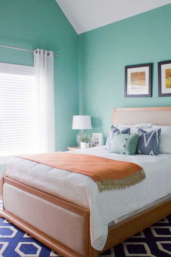 Decoração de quarto verde agua com moveis de madeira e cortina branca