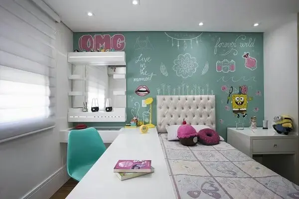 Decoração divertida para quarto juvenil feminino pequeno com parede verde água e móveis planejados