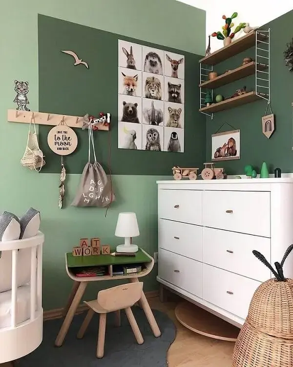 Paleta de cores verde para quarto infantil decorado com cômoda branca