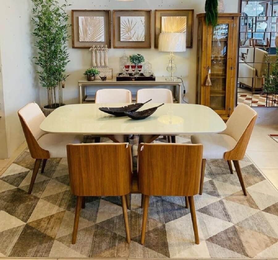  Tapete geométrico e balcão aparador para sala de jantar decorada em cores claras Foto New Habitat