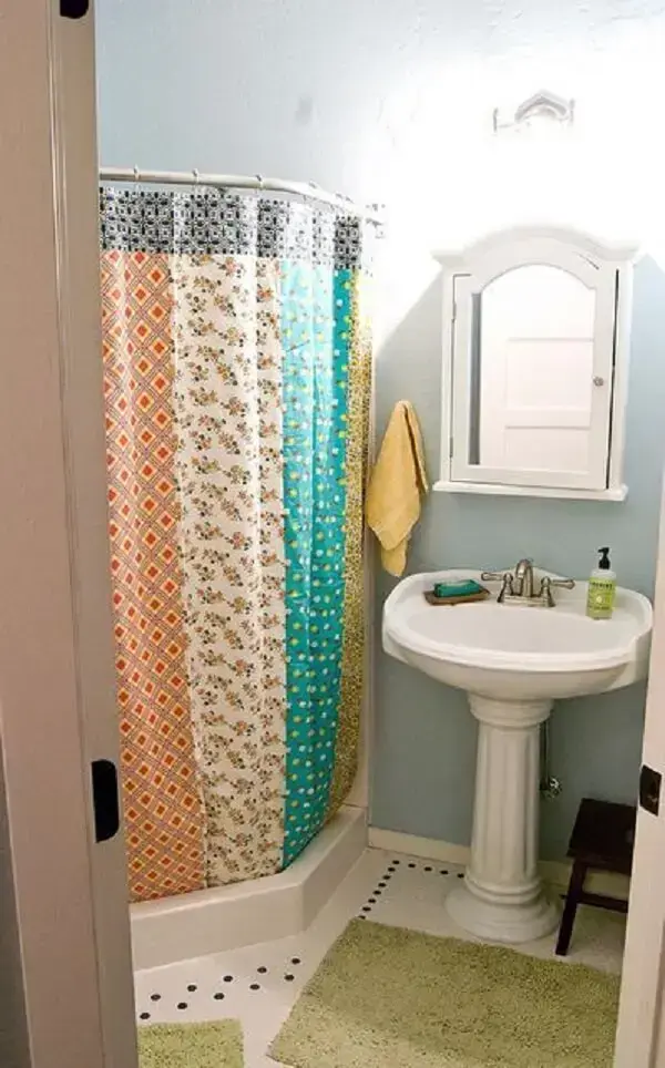 É possível encontrar uma série de modelos de cortina de box para banheiro. Fonte: Arquitrecos