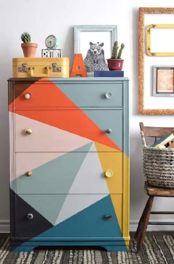 A pintura geométrica pode trazer vida para os móveis da casa. Fonte: Decor Fácil