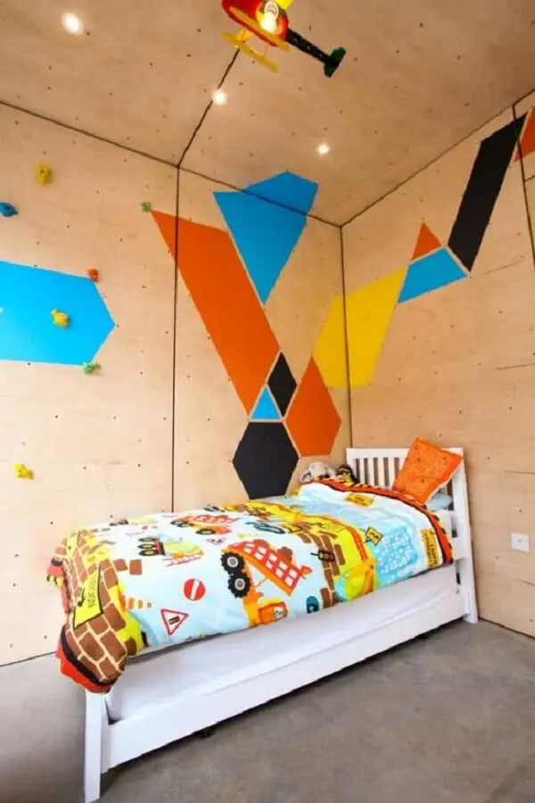 A pintura parede geométrica colorida traz personalidade para o quarto infantil. Fonte: Decor Fácil