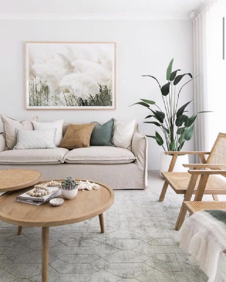 Almofadas para sofa e poltrona de madeira para decoração de sala clean Foto Kara Theresa