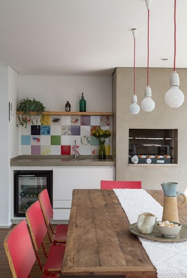 Área gourmet em espaço pequeno decorada com luminária pendente simples Foto Lucia Manzano Arquitetura + Paisagismo