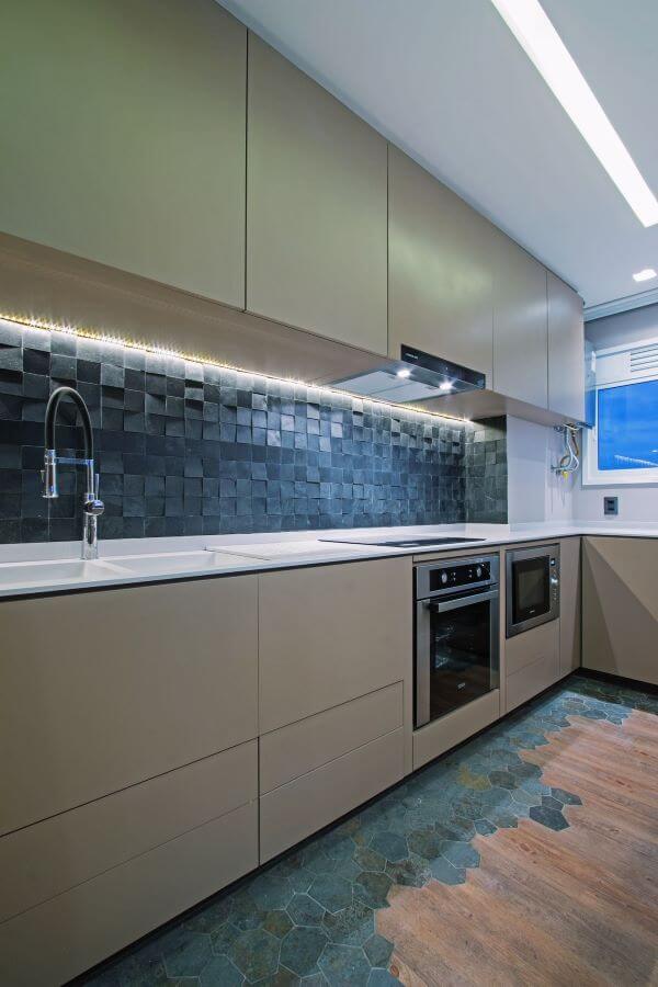 Armário de cozinha com pia bege e revestimento moderno em 3d