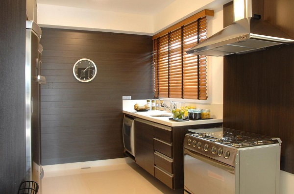 Armário de cozinha com pia pequena na cor marrom e persiana na janela 