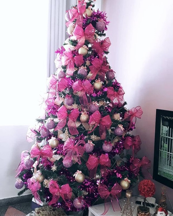 Árvore de natal decorada com laços cor de rosa 