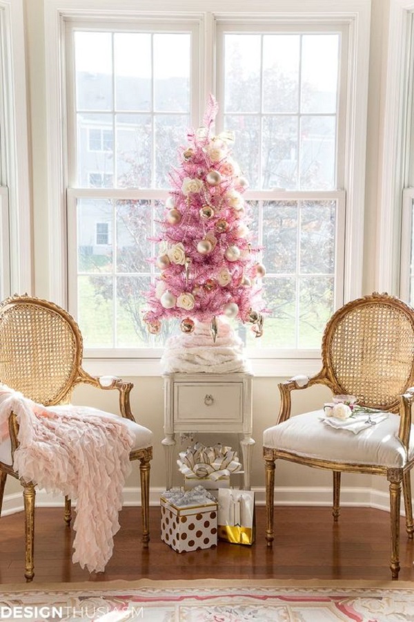 Árvore de natal decorando a mesa lateral ao lado das poltronas