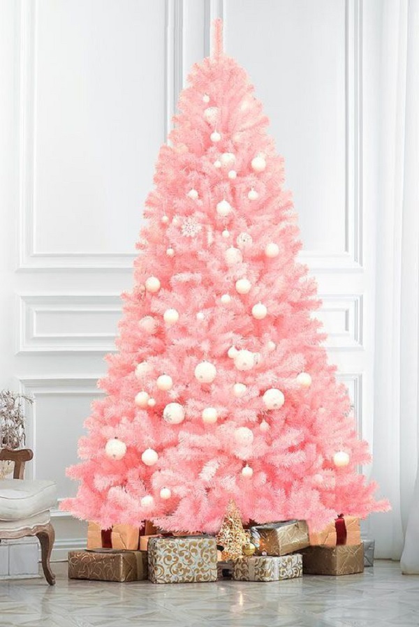 Árvore de natal rosa com bolas brancas e presentes em dourado