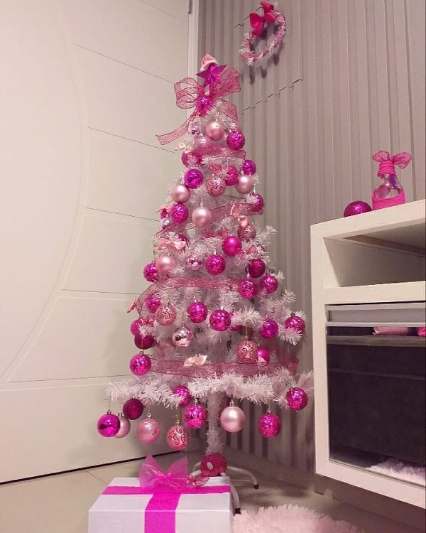 Árvore de natal rosa e branca na sala de estar