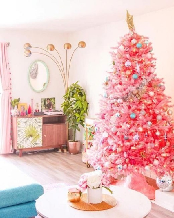 Árvore de natal rosa na sala de estar