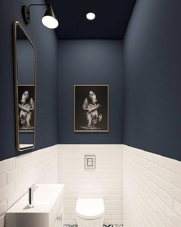 Banheiro cinza azulado com azulejo branco