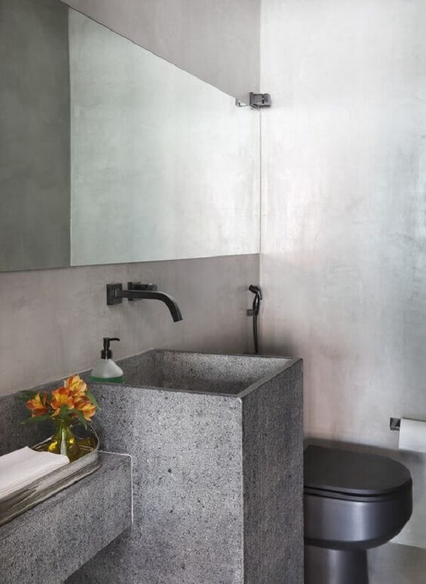 Banheiro cinza com cuba de porcelanato esculpida 