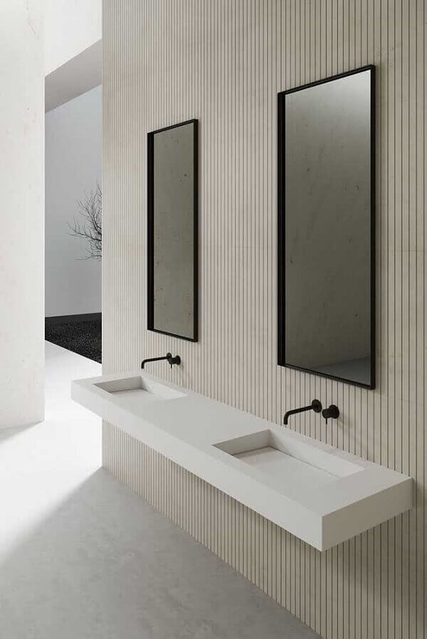 Banheiro com cuba de porcelanato dupla e torneira de parede