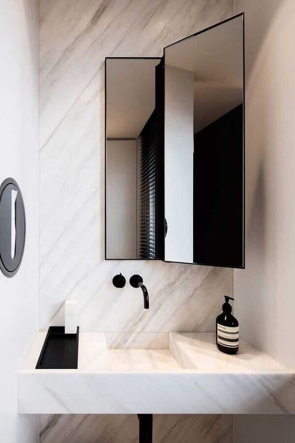 Banheiro com cuba de porcelanato e torneira de parede