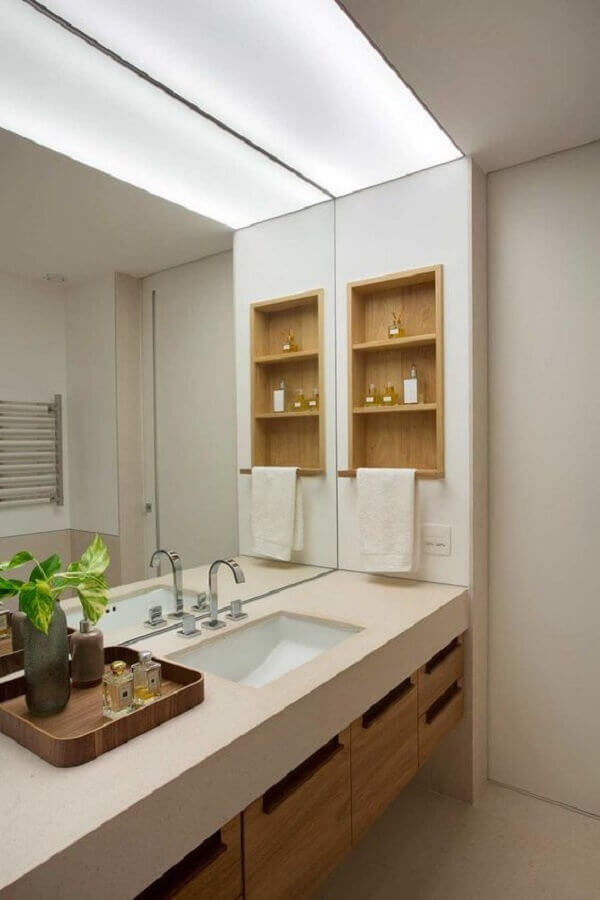 Banheiro decorado com nicho de madeira e cores claras Foto Escala Arquitetura