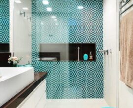 Banheiro decorado com nicho embutido e revestimento azul na área do box Foto Arquitetura e Construção