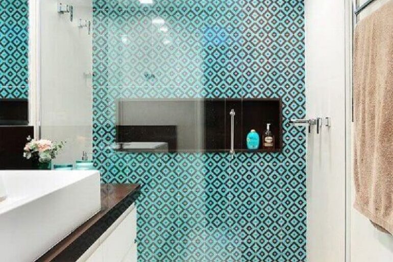 Banheiro decorado com nicho embutido e revestimento azul na área do box Foto Arquitetura e Construção
