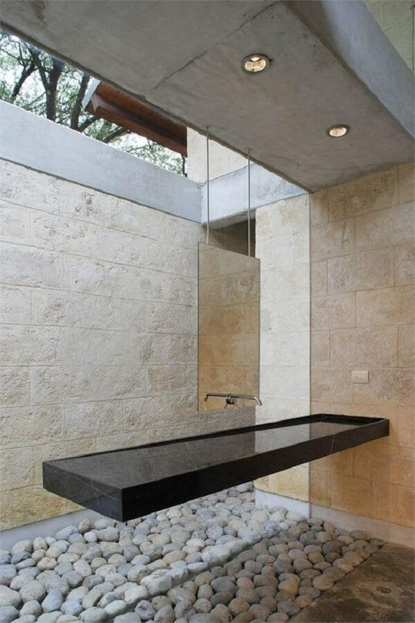 Banheiro luxuoso com bancada de porcelanato
