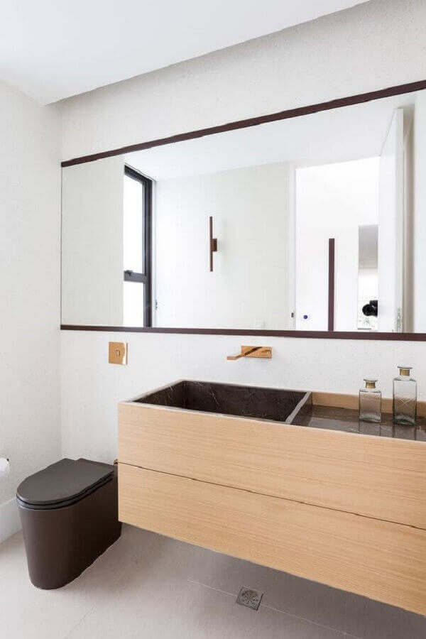 Banheiro minimalista com torneira de parede 