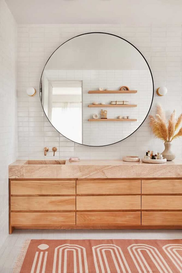 Banheiro rústico com cuba de porcelanato esculpida e gabinete de madeira
