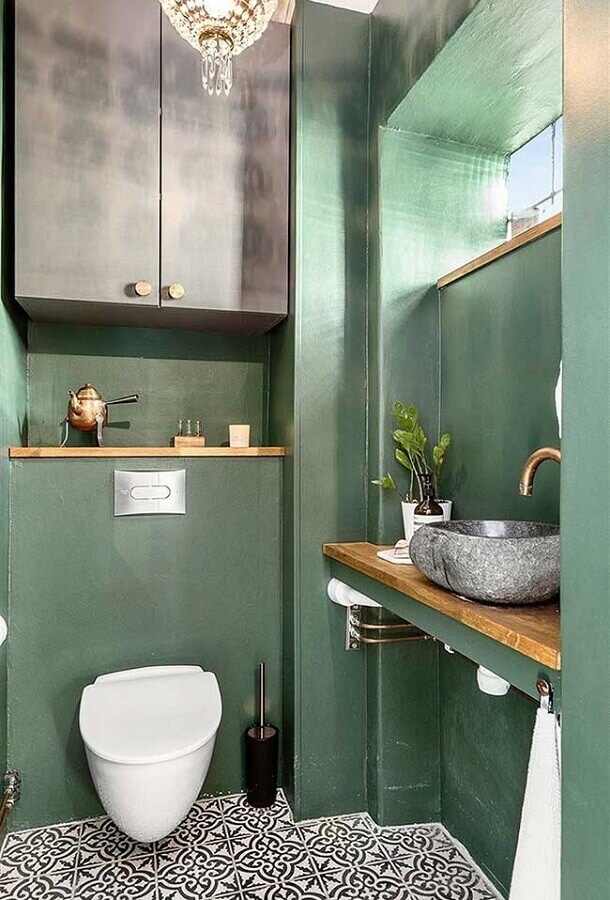 Banheiro verde decorado com bancada de madeira e cuba de pedra Foto Homify