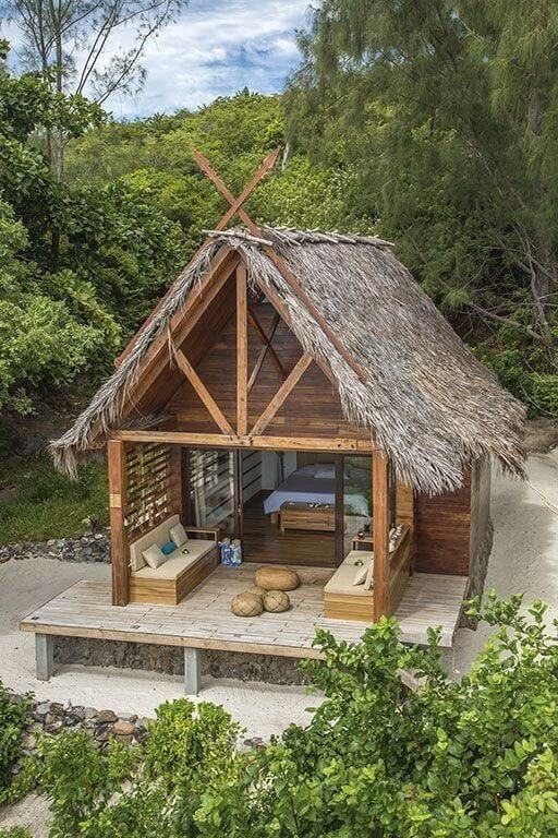 Pequenas cabanas de pesca de madeira sobre palafitas em royan