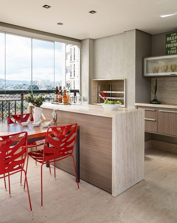 Cadeira vermelha para decoração de espaço gourmet pequeno com churrasqueira em cores neutras Foto Eliane Mesquita Arquitetura