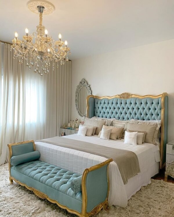 Cama com cama na cor dourada e azul