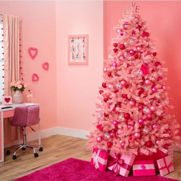 Casa romântica com árvore de natal rosa