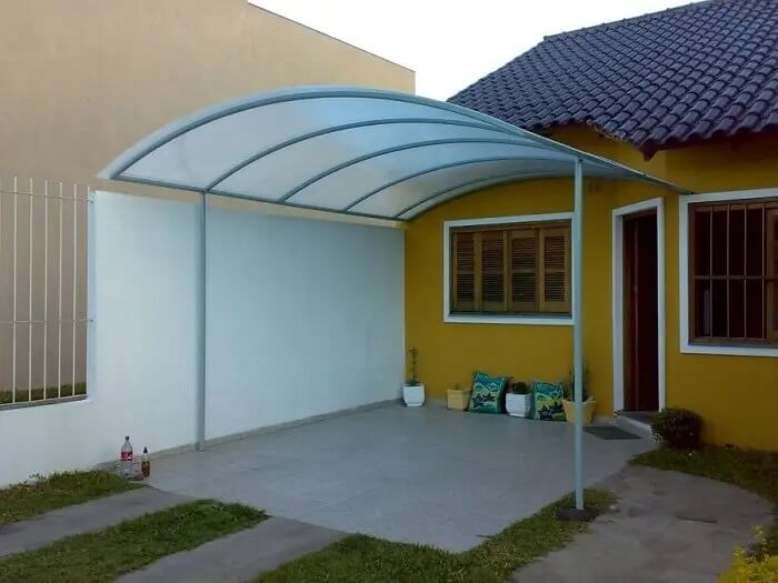 Casas com garagem lateral simples feita com toldo de policarbonato. Fonte: Lonas Alvorada