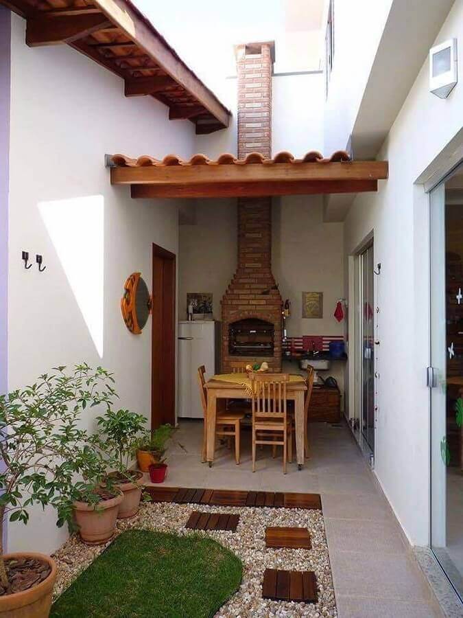 Churrasqueira tijolinho para decoração de espaço gourmet pequeno externo com jardim de pedras Foto Grupo Joih