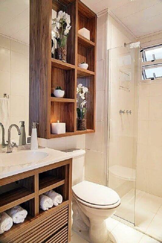 Cores neutras para banheiro decorado com nicho de madeira Foto Decor Fácil