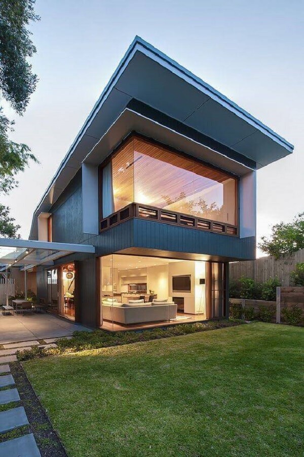 Cores para fachadas de casas modernas com porta de vidro para integrar a casa com luminária de jardim 